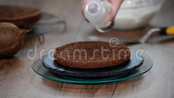 用巧克力饼干糖浆浸渍烤巧克力饼干蛋糕视频的预览图