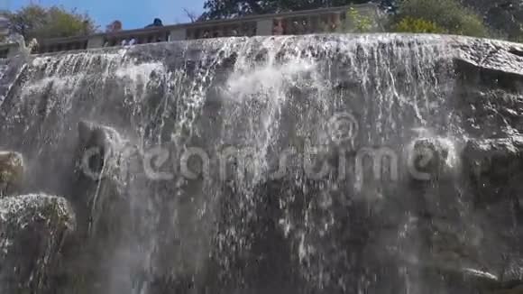 美丽的瀑布景观美丽的城堡公园尼斯旅游视频的预览图