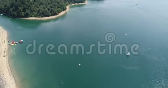 在波兰比斯兹查迪夏季的索利纳湖飞行视频的预览图