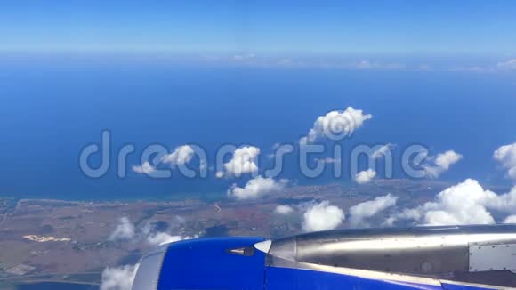 从飞机座位蓝天上拍摄的加勒比海POV视频的预览图