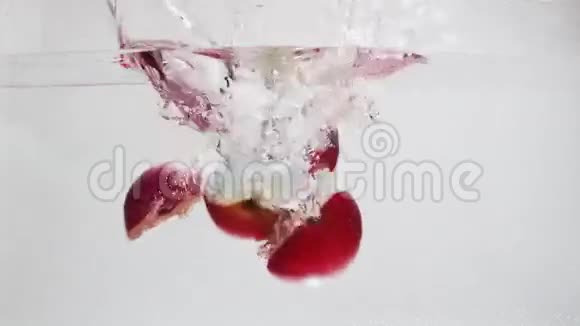 苹果掉进水里视频的预览图