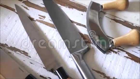 厨师刀欧芹磨刀和两把日本刀视频的预览图