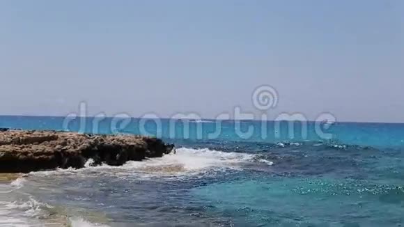 波浪在岸边视频的预览图