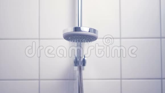 浴室淋浴喷头打开视频的预览图