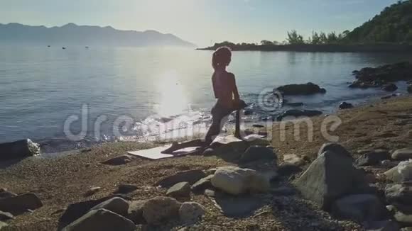 海洋瑜伽姿势穿越太阳之路中的镜头视频的预览图