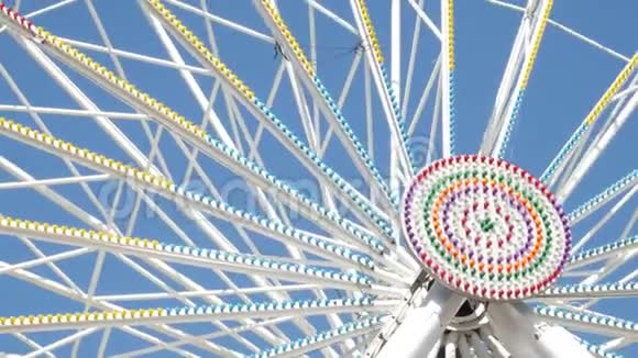 游乐园里的摩天轮旋转木马中心以慢速旋转的视图视频的预览图
