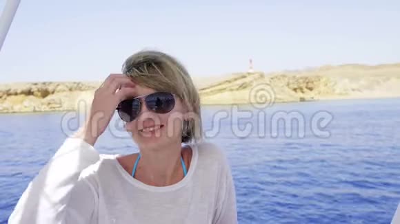 游艇上的女人视频的预览图