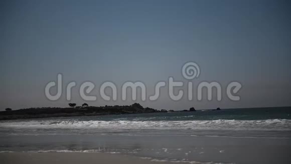 海洋美丽的波浪在岸边翻滚视频的预览图