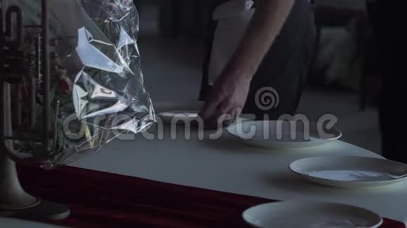 一个宴会厅的员工擦酒杯视频的预览图