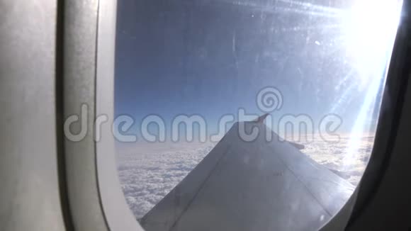 飞机飞行机翼在飞机的云层上方飞行乘飞机旅行视频的预览图