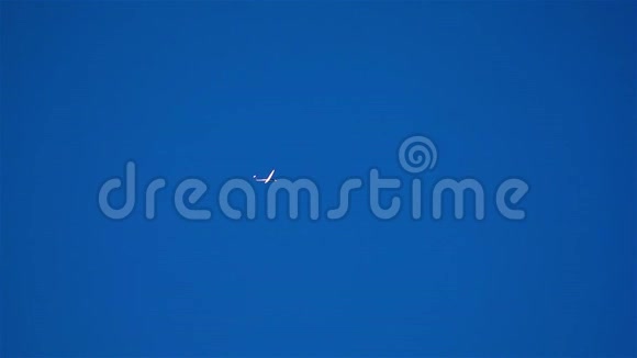 与蓝天隔绝的滑翔机缓慢运动视频的预览图