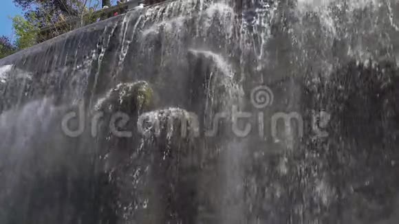 尼斯城堡山公园的神奇瀑布大自然的力量缓慢的声音视频的预览图