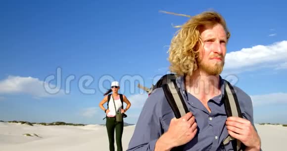 两人在沙漠中行走4k视频的预览图