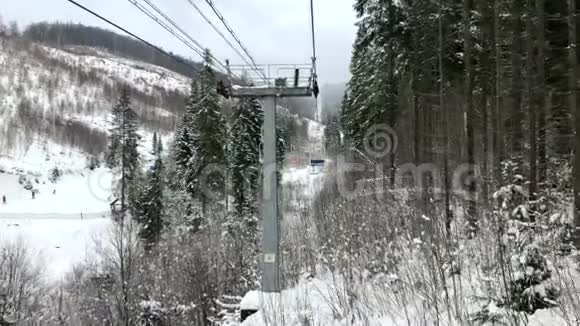 冬季滑雪场从椅子到椅子升降机的视野视频的预览图