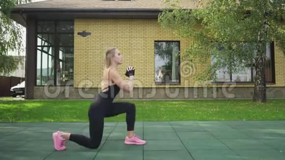 成年健身妇女在运动场上跳跃发起猛攻视频的预览图