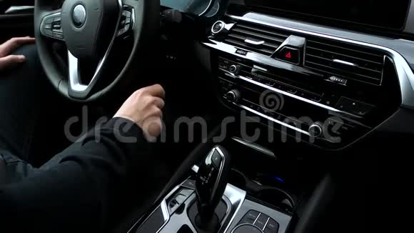 男人在车里按下启动按钮视频的预览图