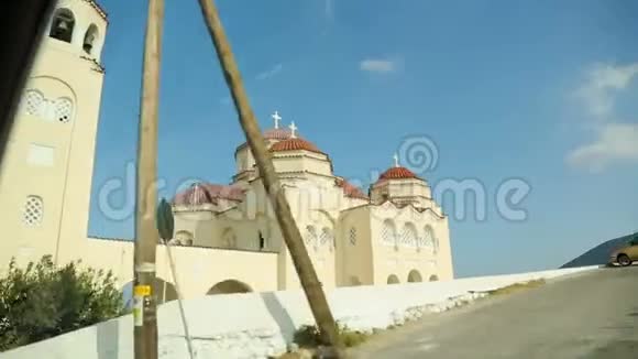 从小村庄梅萨戈尼亚的PanagiaEpiskopi教堂的车窗可以看到风景视频的预览图