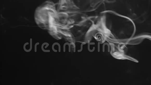 黑色背景上的蒸汽俱乐部和烟圈视频的预览图