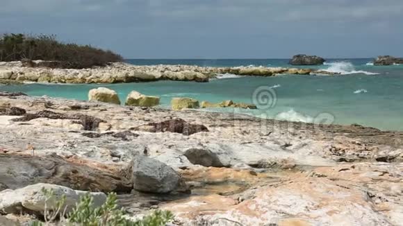 巴哈马群岛浅滩的海浪和游客视频的预览图