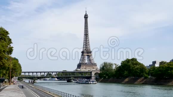 巴黎塞纳河和巴黎比尔哈基姆桥后面的埃菲尔铁塔视频的预览图