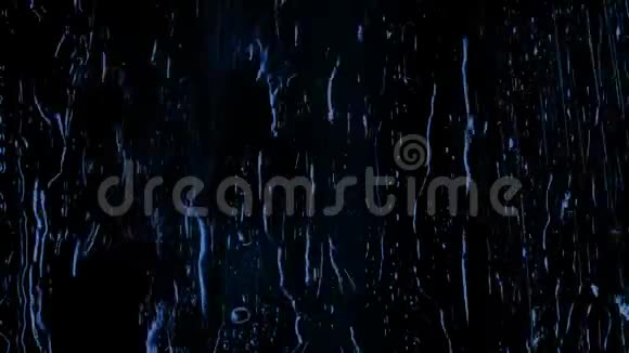夜晚的窗户上下着大雨视频的预览图