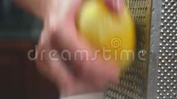 女人在烤柠檬皮上摩擦特写慢镜头拍摄4k娃娃镜头视频的预览图