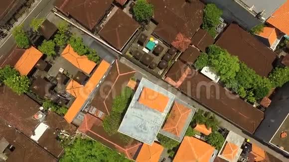 巴厘岛Seminyk街道的鸟瞰图视频的预览图