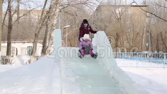 妈妈和女儿正从雪山上骑马视频的预览图