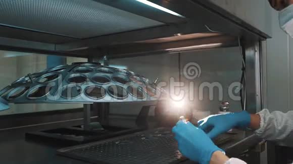 科学家在实验室工作场所用棉签清洗镜片视频的预览图