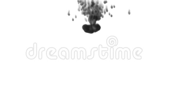 一个墨流注入黑染云或烟雾墨水在白色上缓慢注入黑色穿过水视频的预览图