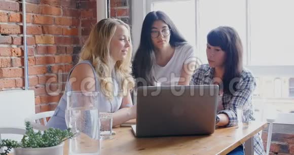 讨论办公室笔记本电脑的女商人视频的预览图