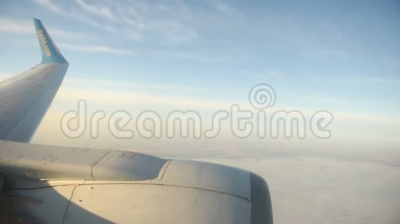 在阳光明媚的日子里透过喷气式飞机的窗户看到了兰斯凯特平面的大倾角高清视频视频的预览图