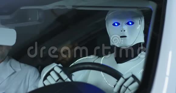 科学家测试一个汽车驾驶机器人视频的预览图
