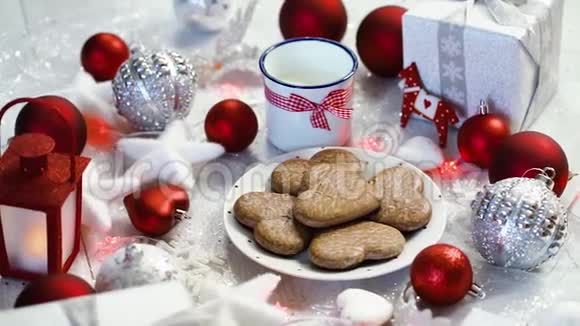 闪亮的圣诞装饰银色礼物红色泡泡和自制饼干视频的预览图