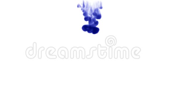 蓝色大量流动的孤立蓝墨注入颜色漂浮在水中缓慢地拍摄使用inky背景或视频的预览图