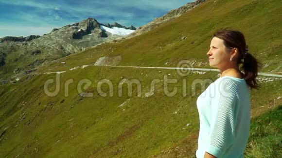 从瑞士阿尔卑斯山的Furka山口眺望群山使用Steadicam的相机移动视频的预览图