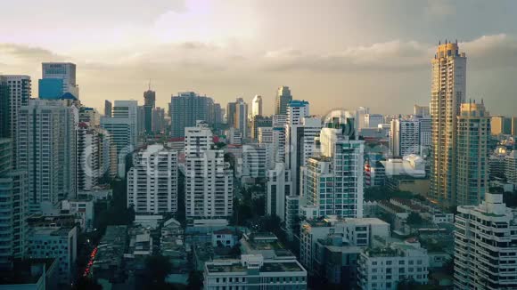 日落时俯瞰城市视频的预览图