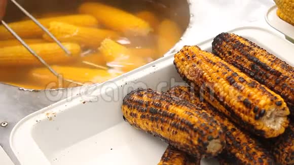 煮烤玉米芯视频的预览图