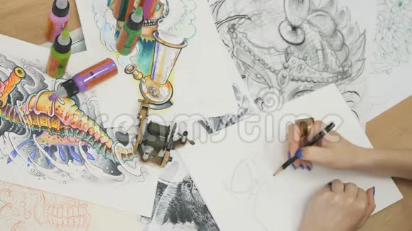 艺术家为纹身画草图视频的预览图
