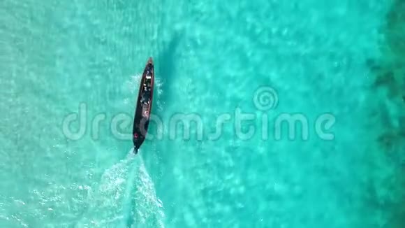 横冲直撞的渔船空中顶景视频的预览图