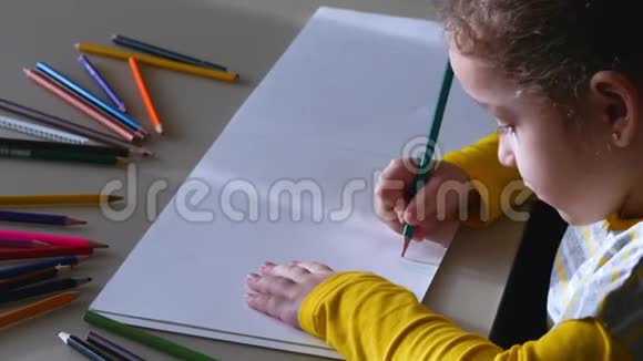 小女孩用彩色铅笔画画4公里视频的预览图