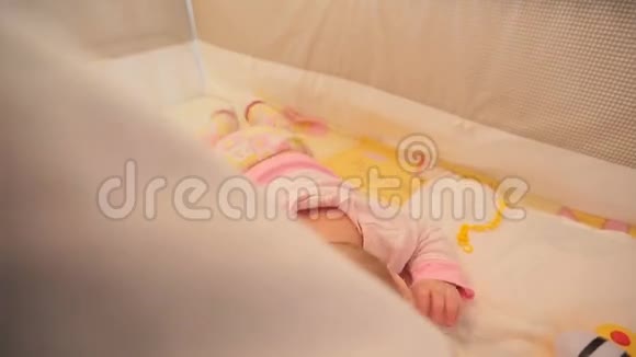 可爱的婴儿在婴儿床上爬行视频的预览图