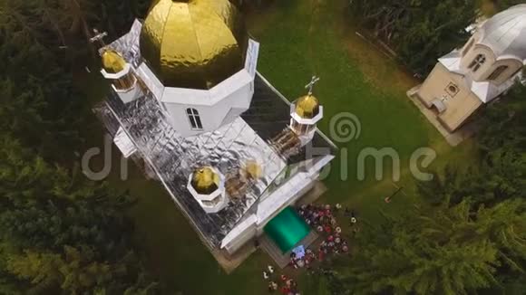 空中无人机观看乡村教堂4k视频的预览图