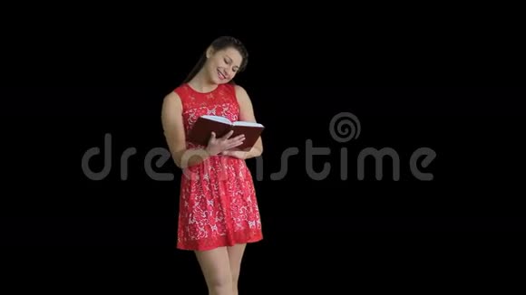 穿红色裙子带书的女人视频的预览图