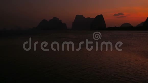 浪漫的紫色日落在群山之外的大海上视频的预览图