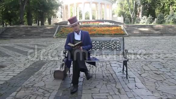 男人坐在公园里等着他爱的女人视频的预览图