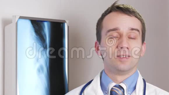 一位年轻的医生通过互联网咨询病人视频通讯显示病人X线和视频的预览图