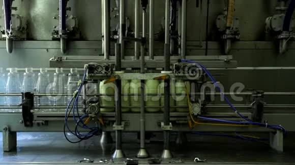 塑料瓶生产牛奶的自动化生产线传送带上的奶瓶视频的预览图