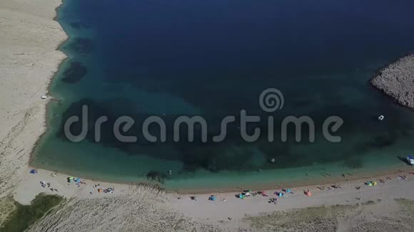 鸟瞰卢西卡海滩上的帕格岛梅塔尼亚克罗地亚从上面看到的海底和海滩夏季视频的预览图