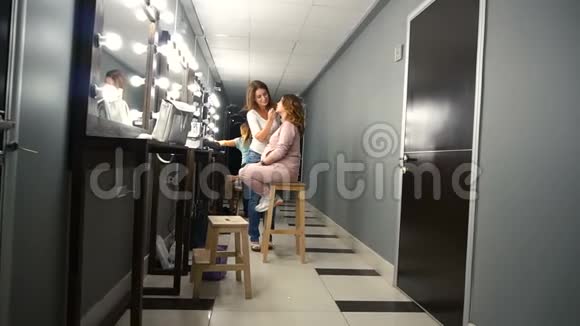 化妆师为女孩画嘴唇视频的预览图